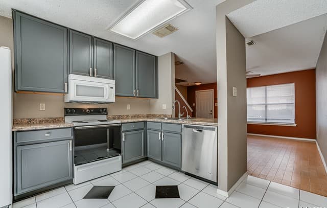 3-bedroom rental at 5030 Kenton Royalle in San Antonio, TX — photo 4