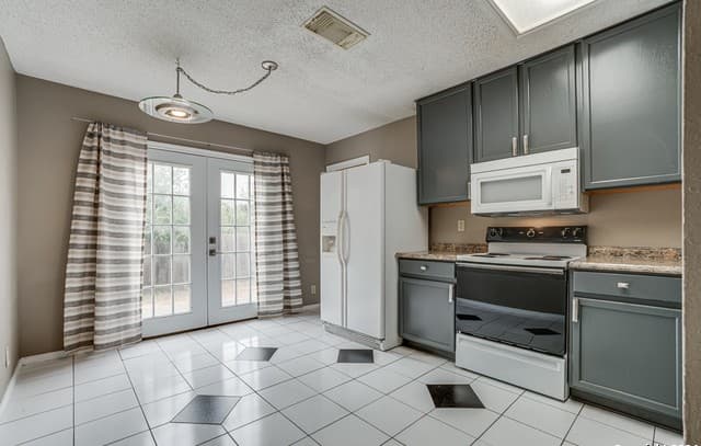 3-bedroom rental at 5030 Kenton Royalle in San Antonio, TX — photo 5