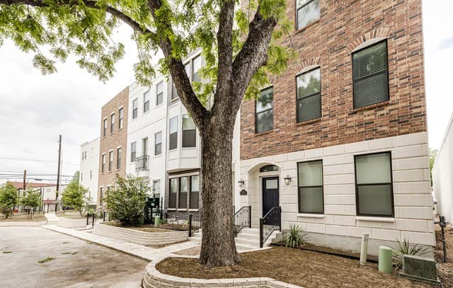 rental at 144 N Cherry St in San Antonio, TX — photo 2