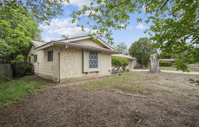 4-bedroom rental at 5518 Merlin in San Antonio, TX — photo 2