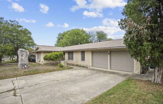 4-bedroom rental at 5518 Merlin in San Antonio, TX — photo 3