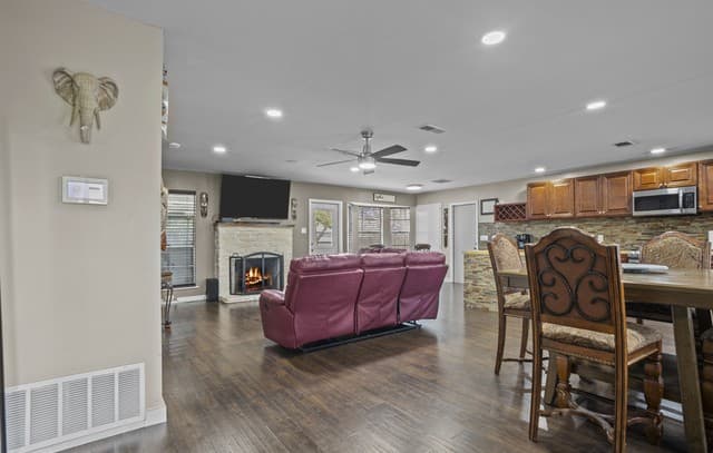 4-bedroom rental at 5518 Merlin in San Antonio, TX — photo 4