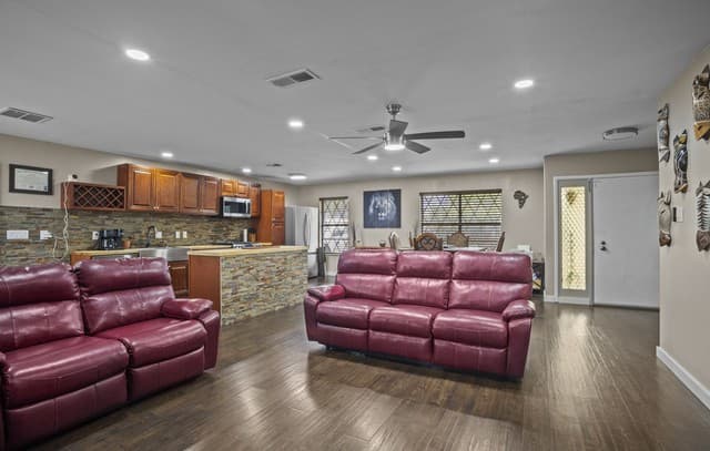 4-bedroom rental at 5518 Merlin in San Antonio, TX — photo 5