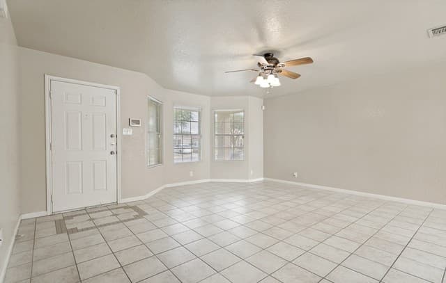 3-bedroom rental at 4719 Gavlick Farm in San Antonio, TX — photo 2