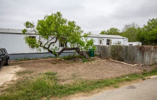 3-bedroom rental at 515 Elm St in Jourdanton, TX — photo 1