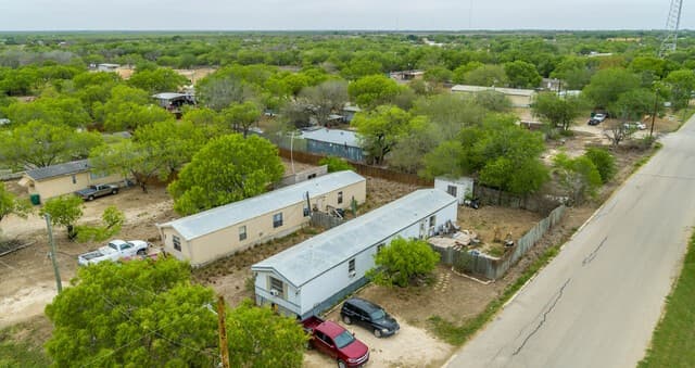 3-bedroom rental at 515 Elm St in Jourdanton, TX — photo 2