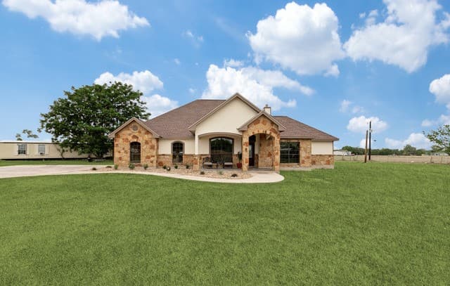 6-bedroom rental at 18425 Kinney Rd in Von Ormy, TX — photo 1