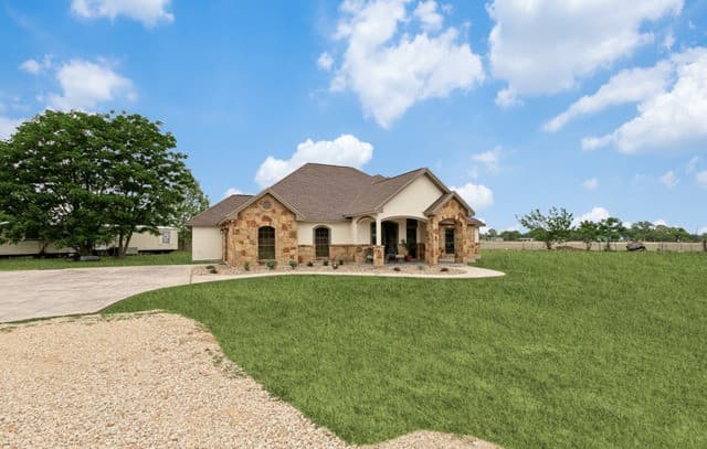 6-bedroom rental at 18425 Kinney Rd in Von Ormy, TX — photo 2