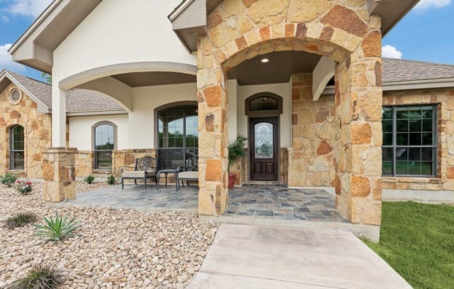 6-bedroom rental at 18425 Kinney Rd in Von Ormy, TX — photo 3