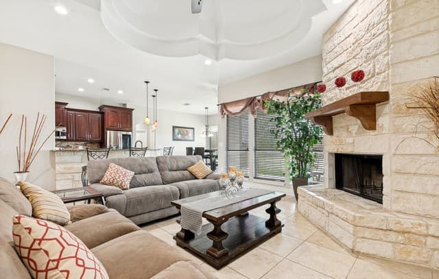 6-bedroom rental at 18425 Kinney Rd in Von Ormy, TX — photo 4