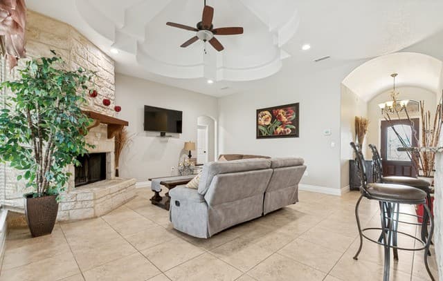 6-bedroom rental at 18425 Kinney Rd in Von Ormy, TX — photo 5