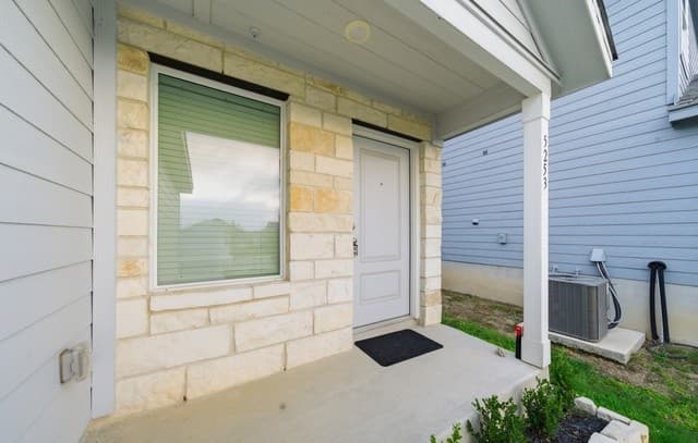 3-bedroom rental at 5253 Morgan Crest in San Antonio, TX — photo 3