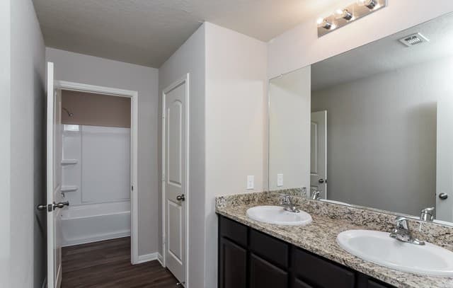 5-bedroom rental at 7811 Oxbow Way in San Antonio, TX — photo 2
