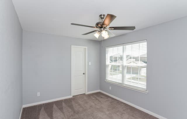 5-bedroom rental at 7811 Oxbow Way in San Antonio, TX — photo 3