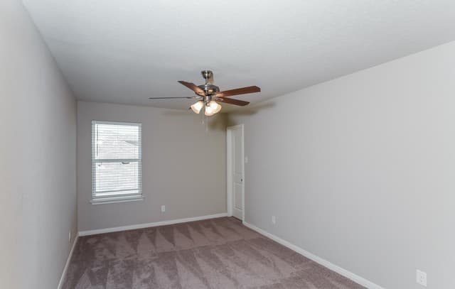 5-bedroom rental at 7811 Oxbow Way in San Antonio, TX — photo 4