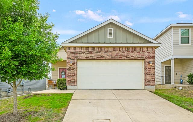 3-bedroom rental at 4909 Hallies Gdn in St Hedwig, TX — photo 1