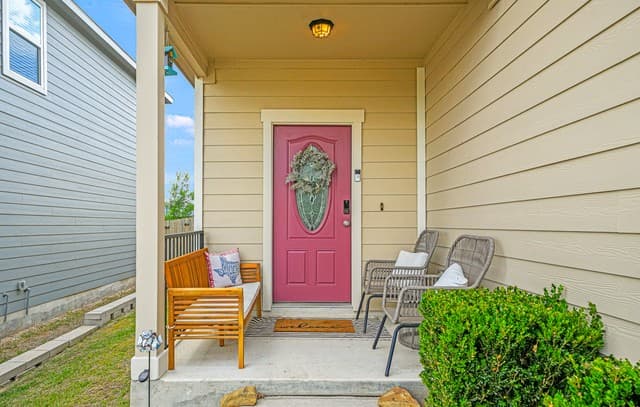 3-bedroom rental at 4909 Hallies Gdn in St Hedwig, TX — photo 2