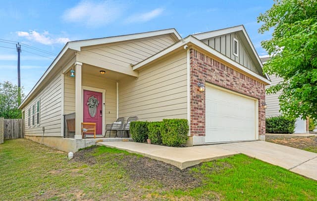 3-bedroom rental at 4909 Hallies Gdn in St Hedwig, TX — photo 3