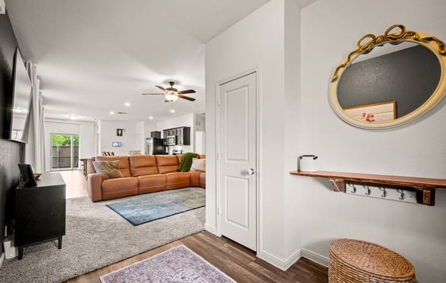 3-bedroom rental at 4909 Hallies Gdn in St Hedwig, TX — photo 4