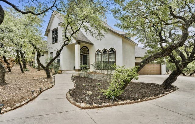 3-bedroom rental at 8218 Plum Valley Dr in San Antonio, TX — photo 1