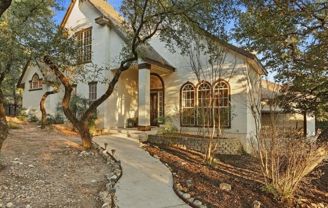 3-bedroom rental at 8218 Plum Valley Dr in San Antonio, TX — photo 2