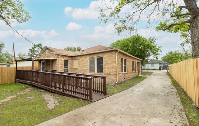 2-bedroom rental at 115 Broadbent Ave in San Antonio, TX — photo 1