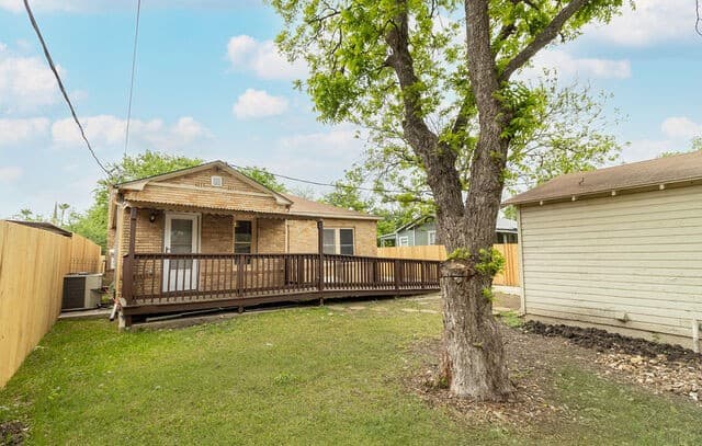 2-bedroom rental at 115 Broadbent Ave in San Antonio, TX — photo 3