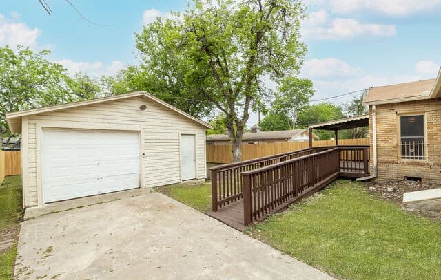 2-bedroom rental at 115 Broadbent Ave in San Antonio, TX — photo 4