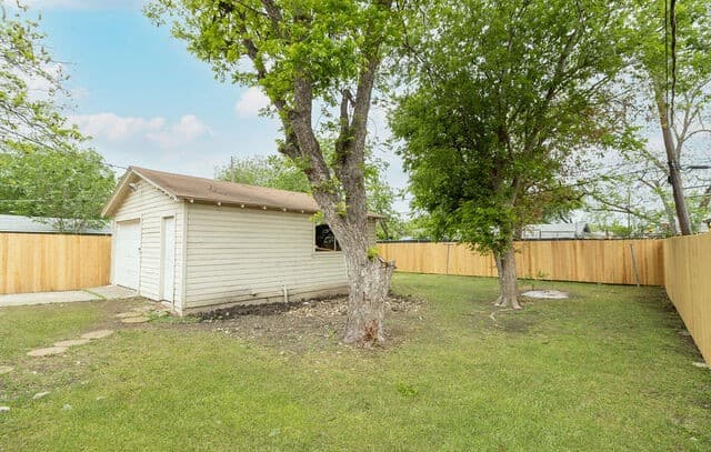 2-bedroom rental at 115 Broadbent Ave in San Antonio, TX — photo 5