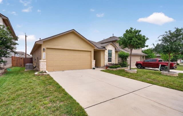 3-bedroom rental at 13335 Hackney Pony in San Antonio, TX — photo 2