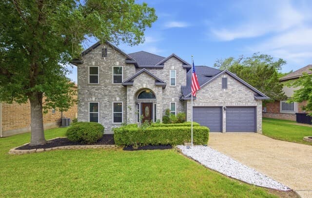 5-bedroom rental at 18143 Summer Knoll Dr in San Antonio, TX — photo 2
