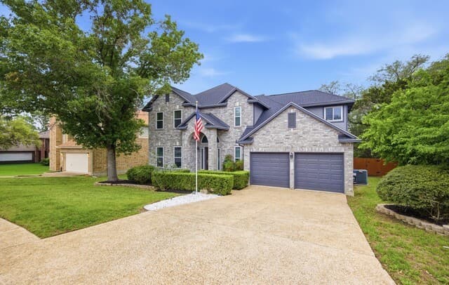 5-bedroom rental at 18143 Summer Knoll Dr in San Antonio, TX — photo 3