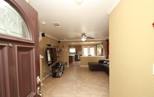 3-bedroom rental at 302 Agency Oaks in San Antonio, TX — photo 2