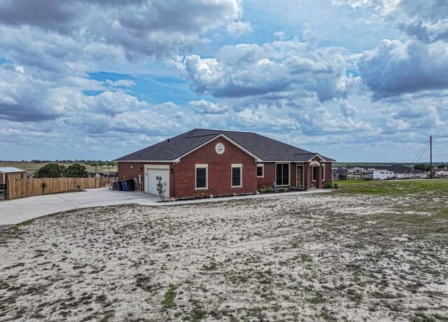 4-bedroom rental at 700 Lake Valley in La Vernia, TX — photo 4