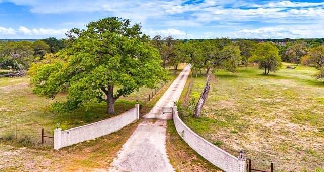 4-bedroom rental at 78 Marx Lane in La Vernia, TX — photo 3