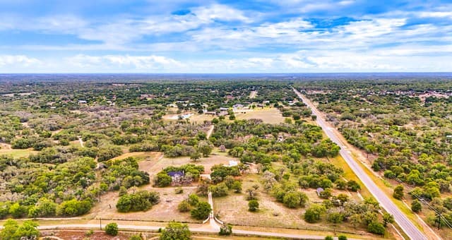 4-bedroom rental at 78 Marx Lane in La Vernia, TX — photo 4