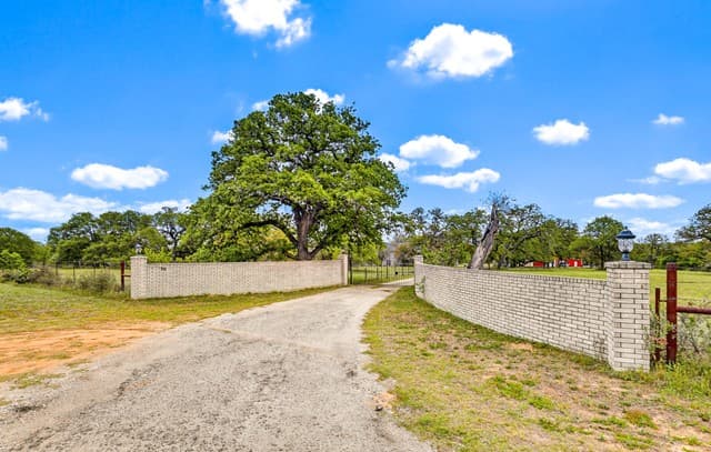 4-bedroom rental at 78 Marx Lane in La Vernia, TX — photo 5