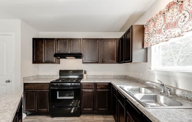3-bedroom rental at 4222 Salado Crest in San Antonio, TX — photo 5