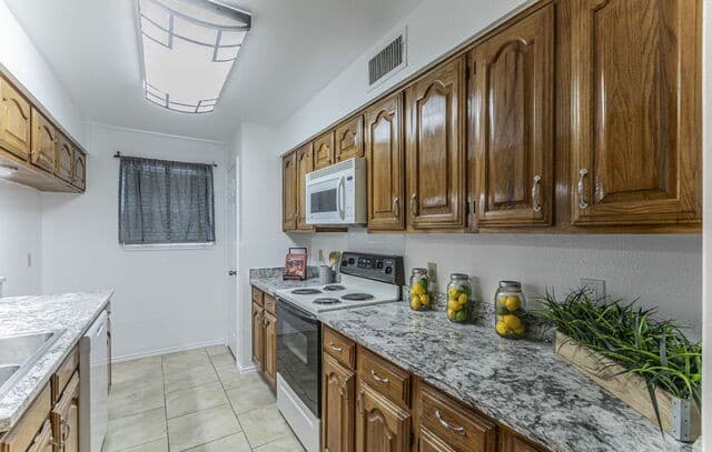 2-bedroom rental at 7930 Roanoke Run Unit 207 in San Antonio, TX — photo 4