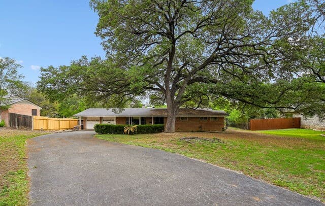 2-bedroom rental at 7906 Robin Rest Dr in San Antonio, TX — photo 2