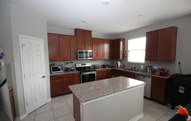4-bedroom rental at 109 Anchor Blf in Universal City, TX — photo 2