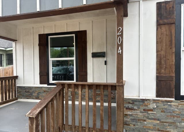 3-bedroom rental at 204 Vine St in San Antonio, TX — photo 1