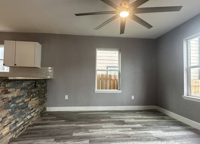 3-bedroom rental at 204 Vine St in San Antonio, TX — photo 4