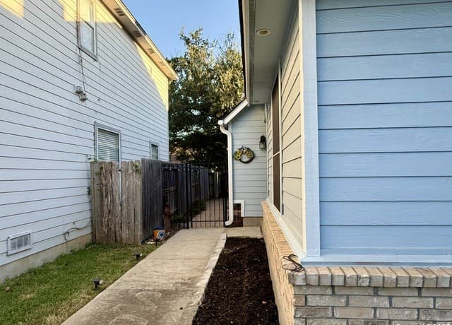 4-bedroom rental at 18 Brieley in San Antonio, TX — photo 1