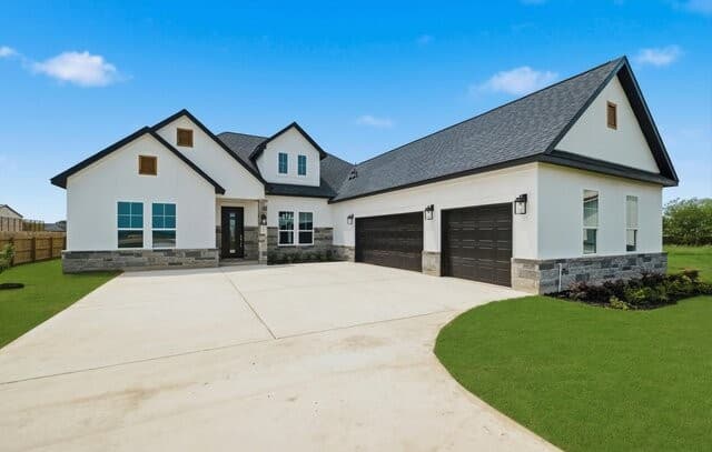 4-bedroom rental at 305 Venado Oaks in Castroville, TX — photo 3