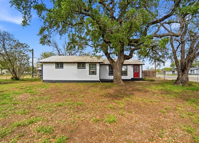 3-bedroom rental at 501 E Westmeyer St in Poth, TX — photo 1