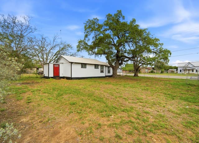 3-bedroom rental at 501 E Westmeyer St in Poth, TX — photo 2