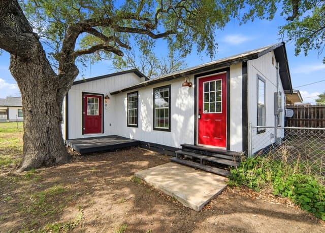 3-bedroom rental at 501 E Westmeyer St in Poth, TX — photo 3