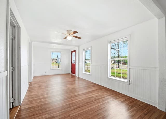 3-bedroom rental at 501 E Westmeyer St in Poth, TX — photo 5