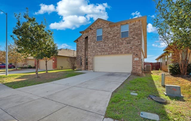 4-bedroom rental at 13426 Colorado Parke in San Antonio, TX — photo 2